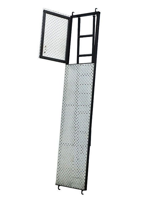 Настил перфорированный оцинкованный с люком и лестницей для строительных лесов 0,6х3,0 м фото 1